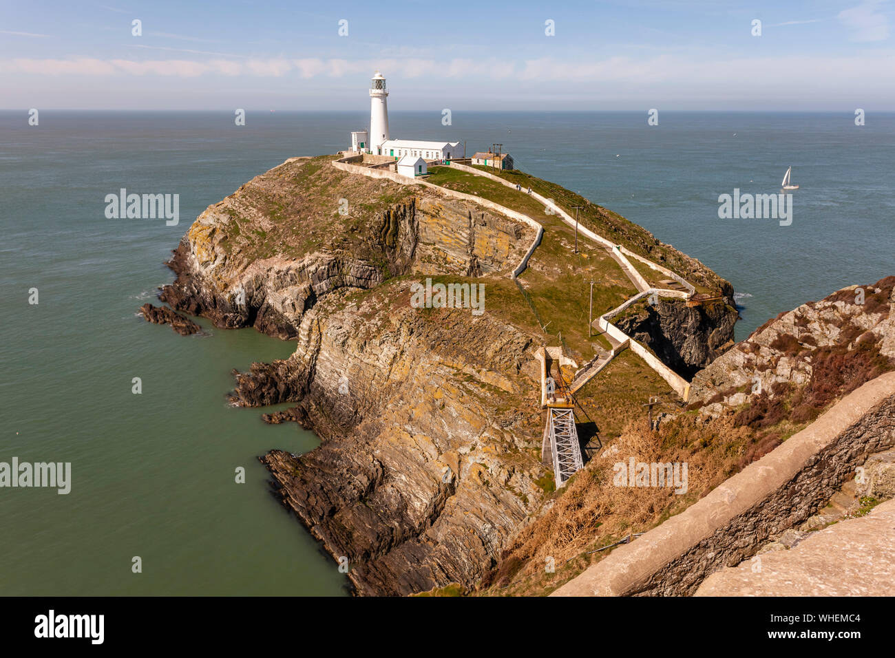 Le phare de South Stack est construit sur le sommet d'une petite île au large de la côte nord-ouest de l'île sacrée, Anglesey, Pays de Galles. Il a été construit en 1809 à Banque D'Images