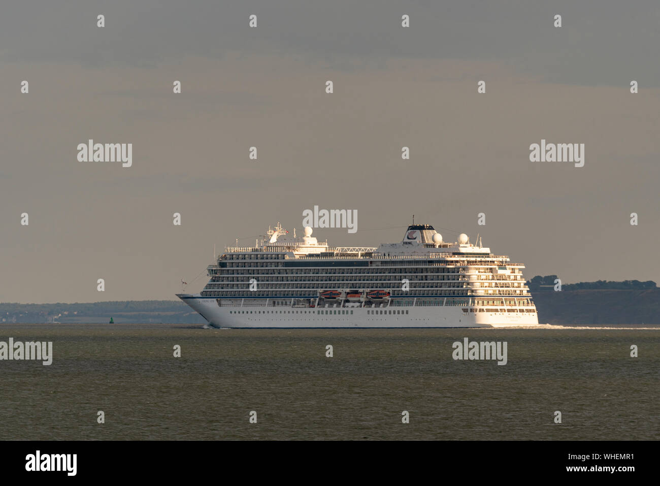 MV Sun Viking bateau de croisière sur la Tamise, Thames Estuary, Southend on Sea, Essex, UK exploité par Viking Ocean Cruises de partir en croisière pour enregistrer Banque D'Images