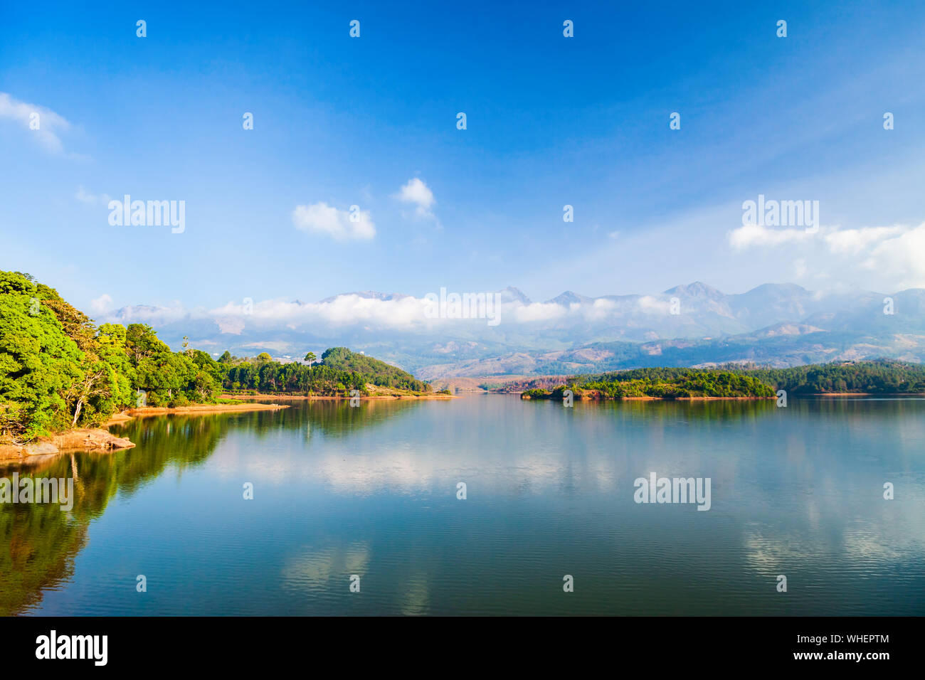 Le lac du barrage près de la ville de Munnar Kerala state de l'Inde Banque D'Images