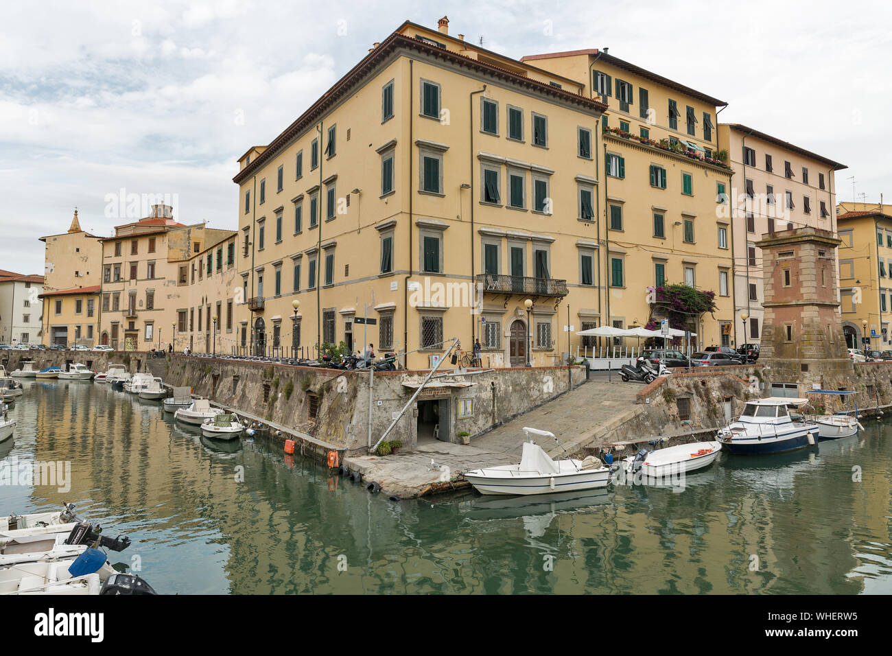 LIVORNO, ITALIE - 11 juillet 2019 : avec canal et la tour. Livourne a été fondée en 1017 comme l'une des petites forteresses côtières la protection de Pise. Banque D'Images