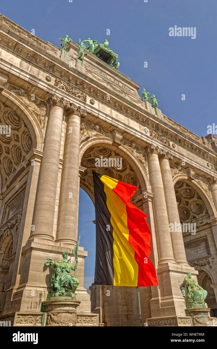 Arcades du Cinquantenaire à archway triple le Parc du Cinquantenaire au centre de Bruxelles, Belgique. Banque D'Images