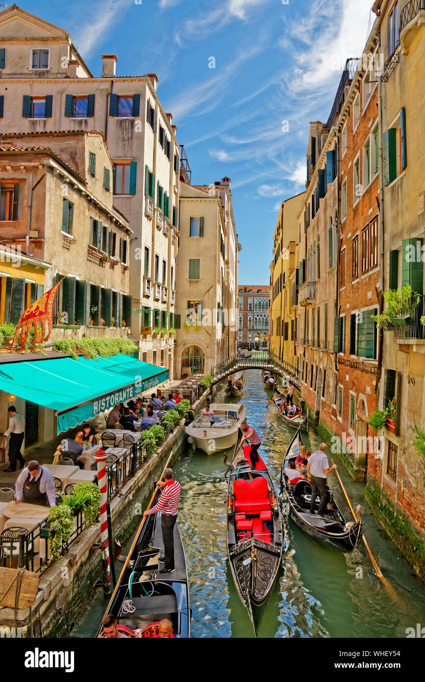 Le trafic sur une gondole canal interne à Venise, Italie. Banque D'Images