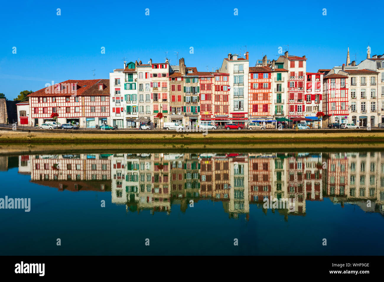 BAYONNE, FRANCE - 19 septembre 2018 : maisons colorées à la berge de la rivière Nive à Bayonne ville de France Banque D'Images