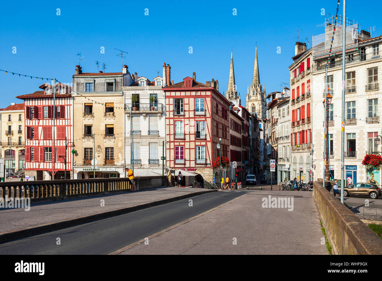 BAYONNE, FRANCE - 19 septembre 2018 : maisons colorées à la berge de la rivière Nive à Bayonne ville de France Banque D'Images