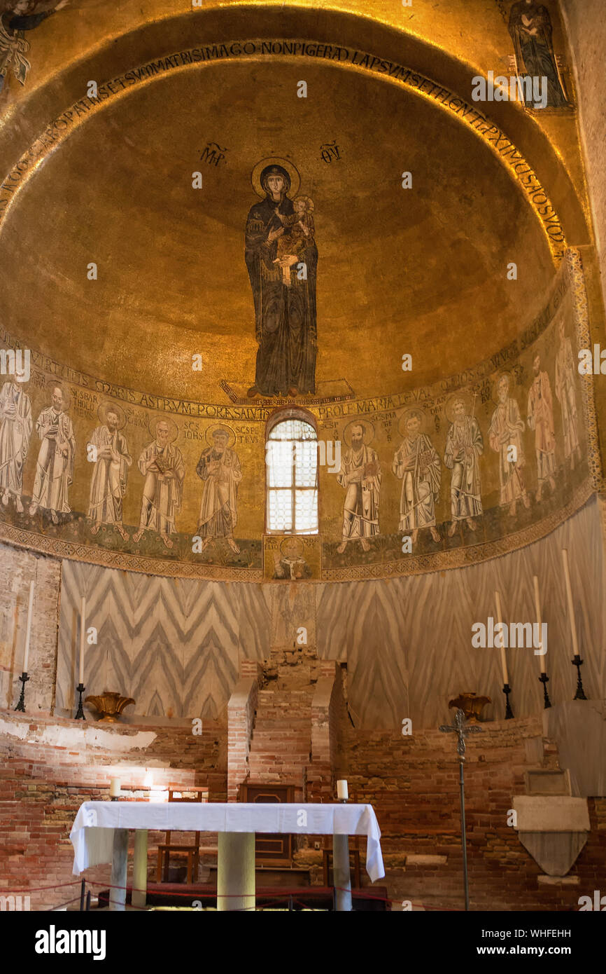 Cattedrale di Santa Maria Assunta, Torcello, Venise, Italie : fine mosaïque byzantine de la Vierge et l'enfant dans l'abside centrale, au-dessus du haut autel Banque D'Images