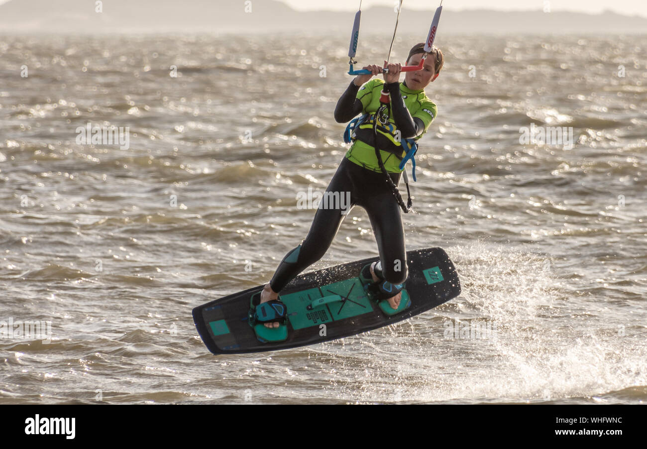 L'homme le kitesurf dans la mer à Llanelli, Carmarthenshire, Pays de Galles. UK. Banque D'Images