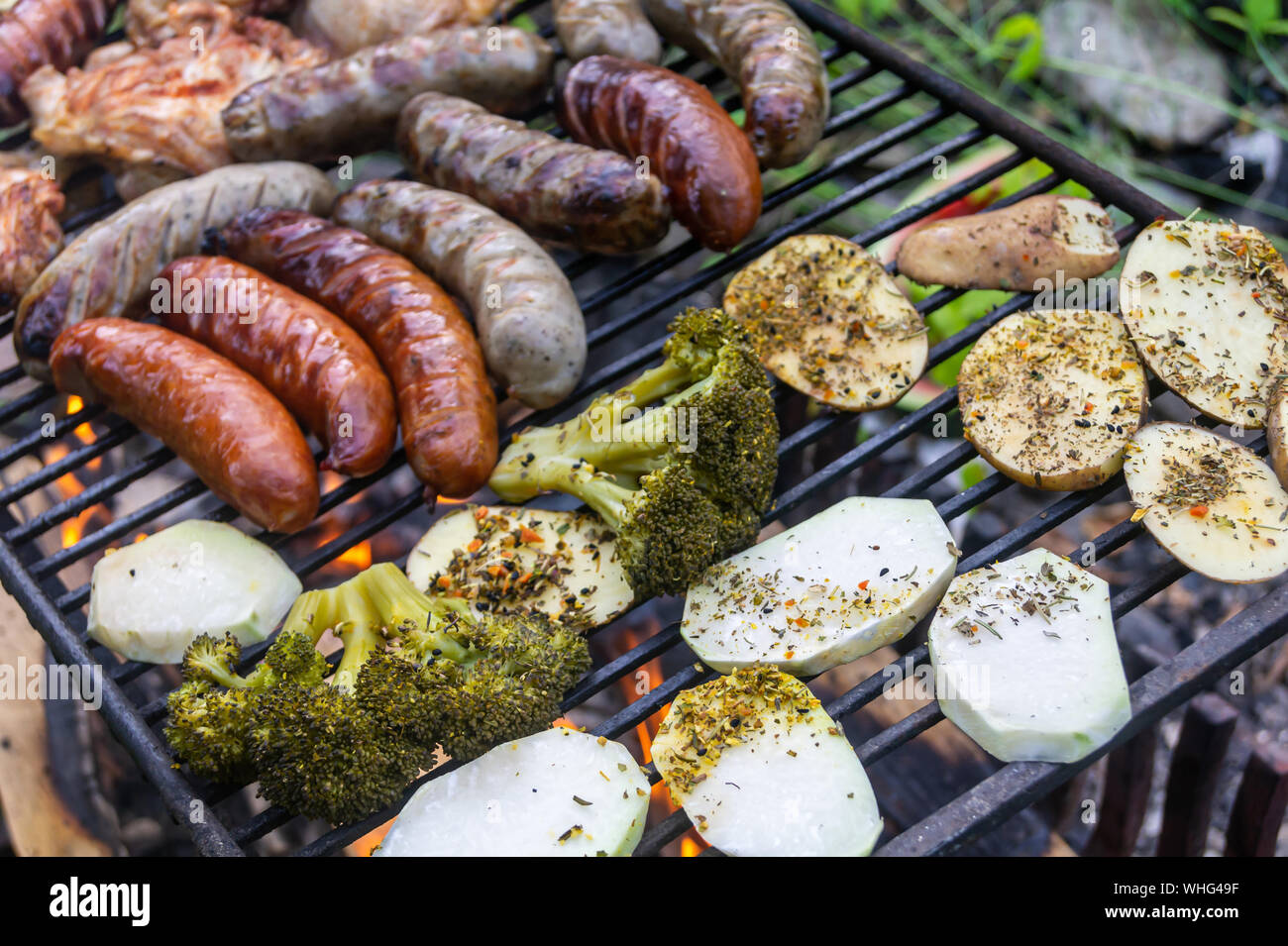 Avec des saucisses frites légumes sur le grill. Alimentation saine. Des grillades, manger sur le grill de l'incendie Banque D'Images