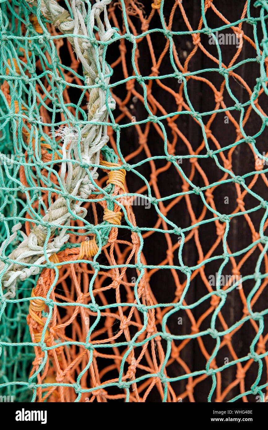 Filets de pêche en nylon coloré tourné en arrière-plan Banque D'Images