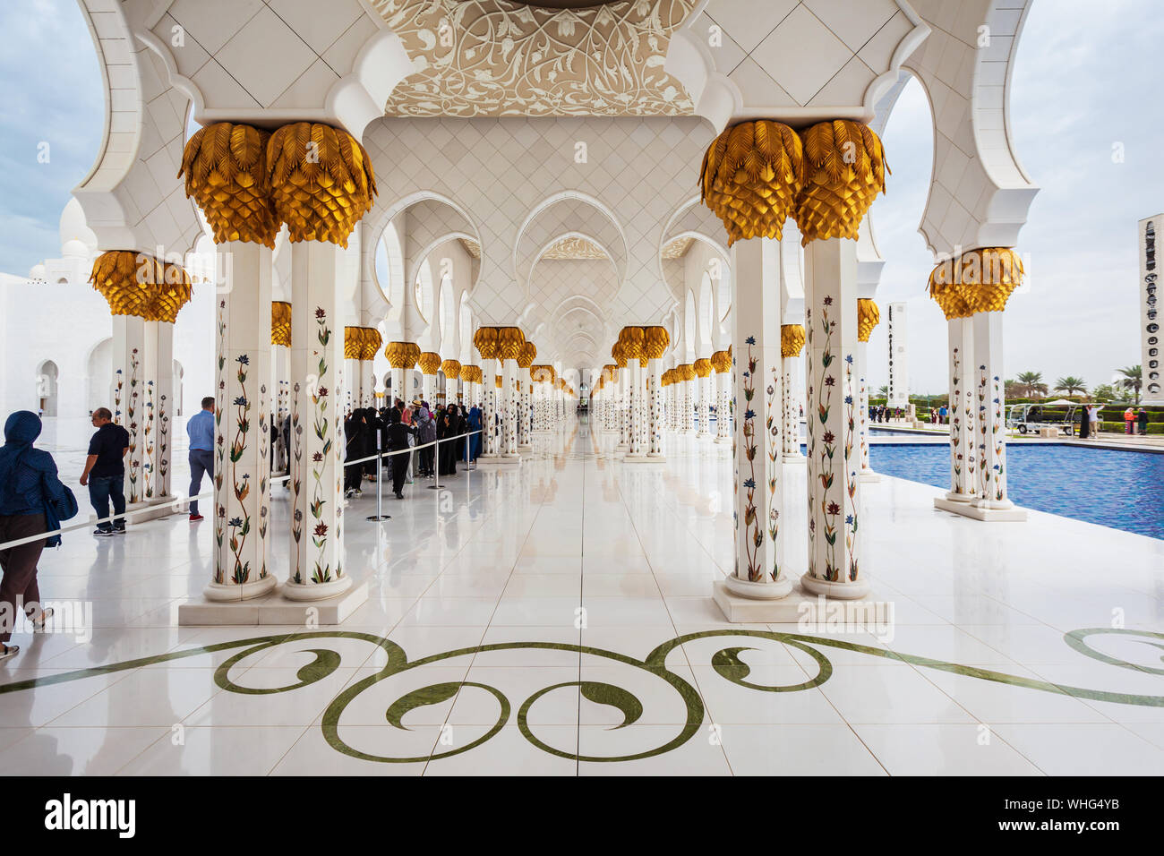 ABU DHABI, UAE - février 28, 2019 : la Grande Mosquée Sheikh Zayed, la plus grande mosquée de l'intérieur des Émirats arabes unis, à Abu Dhabi Banque D'Images