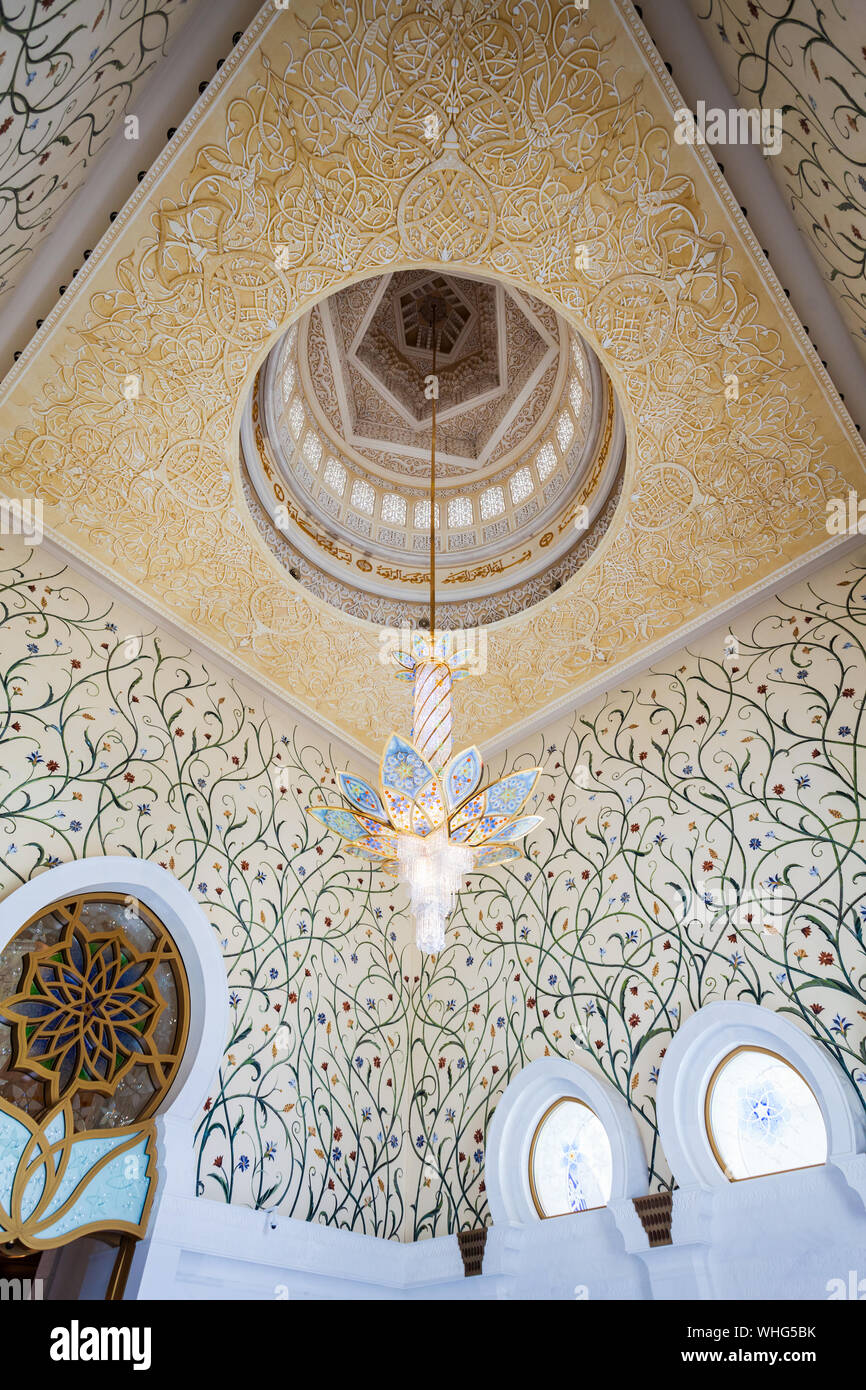 ABU DHABI, UAE - février 28, 2019 : 20121312 dans la salle de prière de la Grande Mosquée de Sheikh Zayed, la plus grande mosquée des ÉMIRATS ARABES UNIS, à Abu Dhabi Banque D'Images