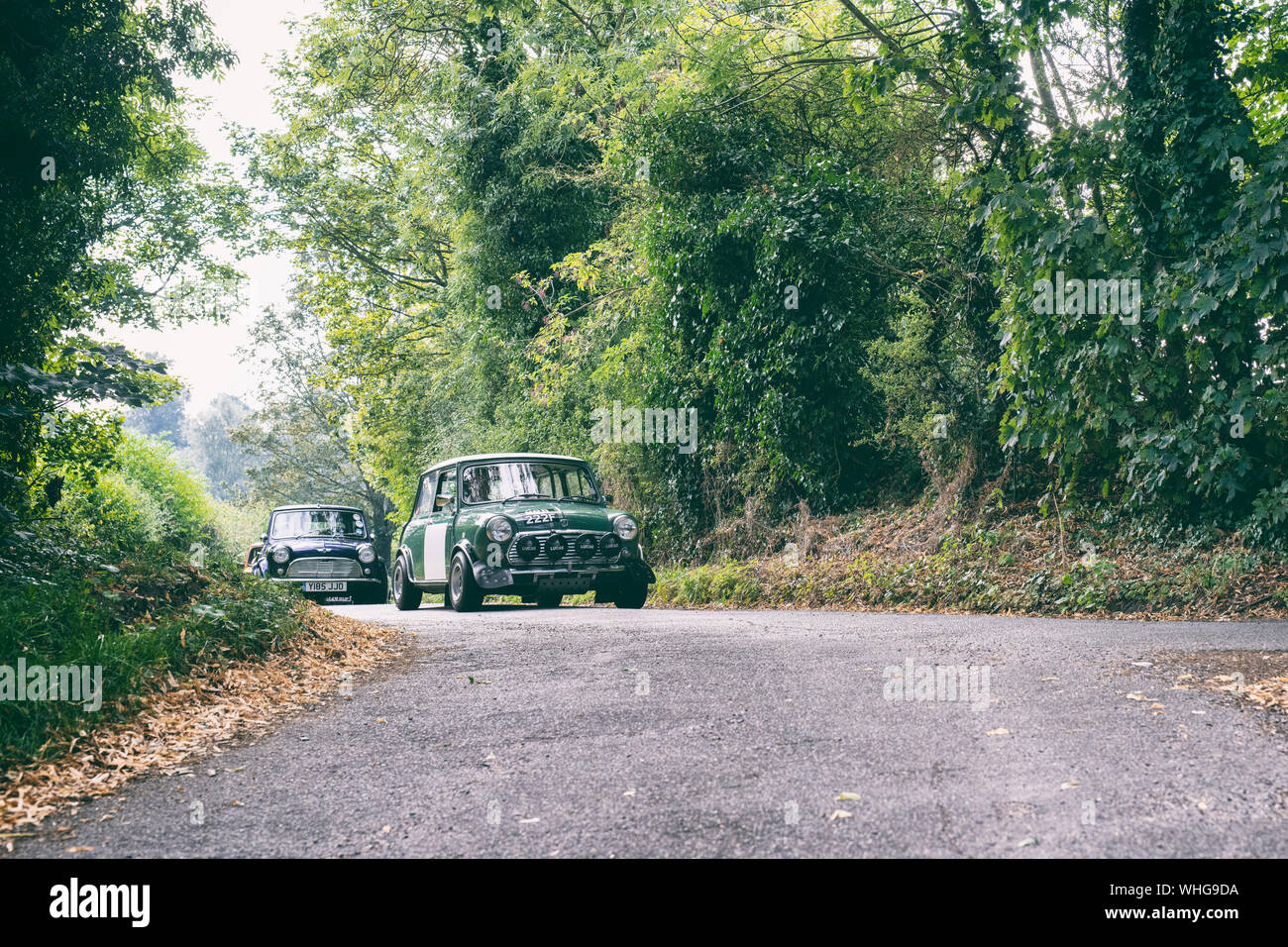 1968 Mini Cooper d'aller dans un salon de voitures dans la campagne de l'Oxfordshire. Broughton, Banbury, en Angleterre. Vintage filtre appliqué Banque D'Images
