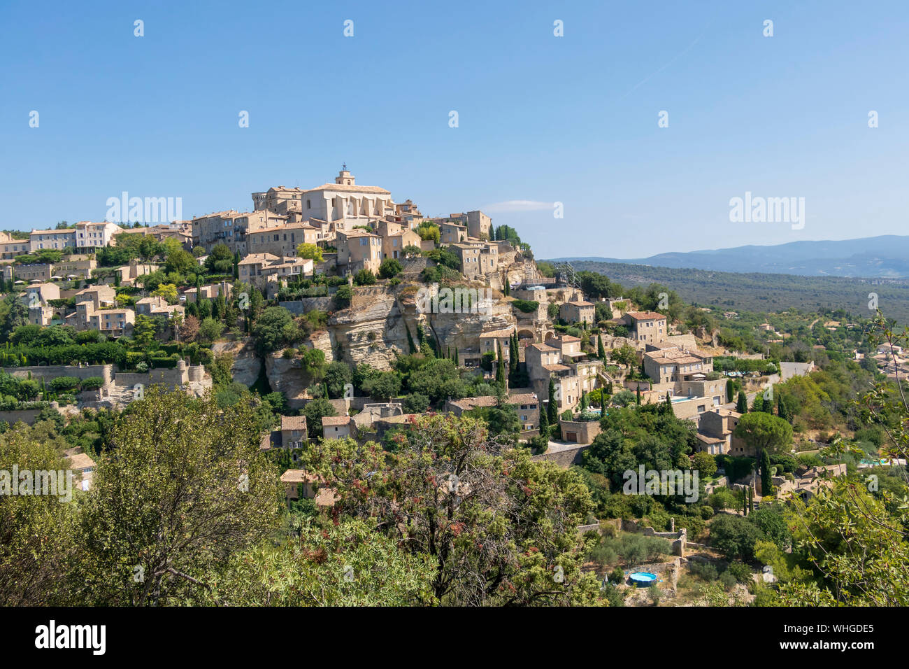 Gordes magnifique vieux village avec bâtiments pastel sur la colline, entourée de montagnes, célèbre destination touristique en Provence, France Banque D'Images