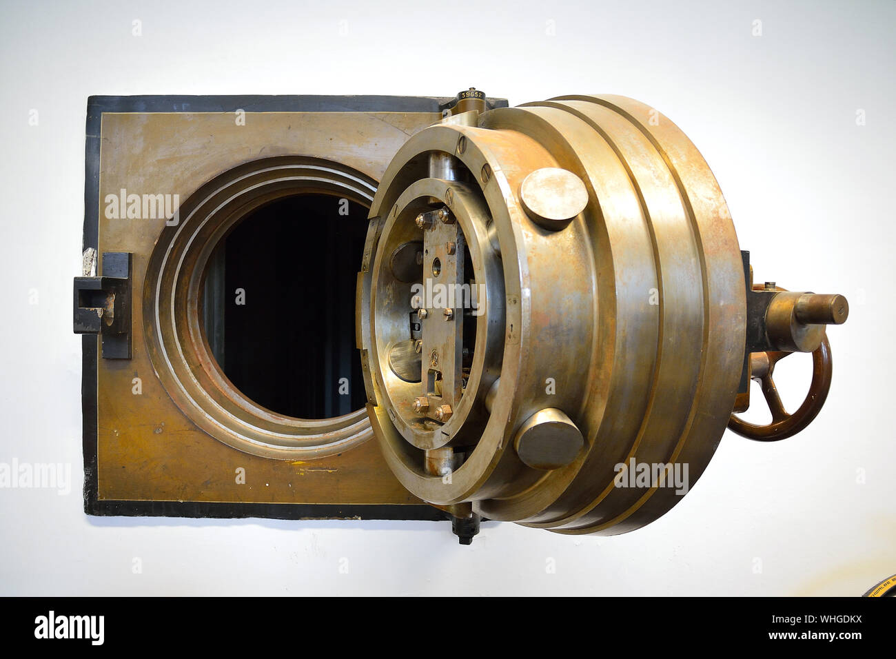 2 photos d'un millésime de banque, Ouvert et Fermé illustrant une sécurité financière, serrurier ou concept bancaire Banque D'Images