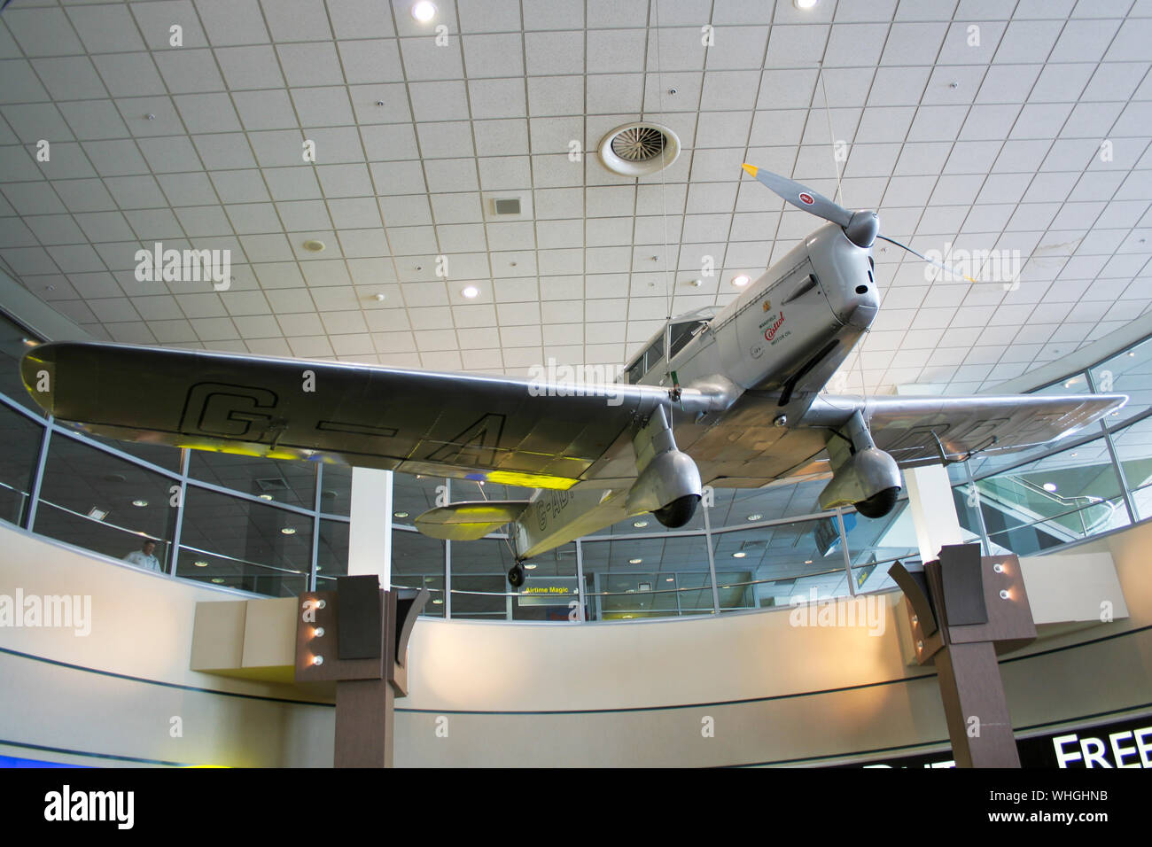 Auckland, Nouvelle-Zélande - 16 novembre 2005 : Jean Batten Gardner's P-3 Percival Gull Six plan sur affichage dans le hall des départs à Auckland International F.a.i. Banque D'Images