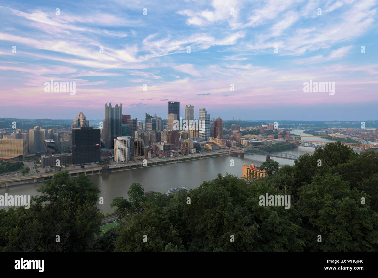 Pittsburgh skyline au crépuscule de la Grandview donnent sur le mont Washington à Pittsburgh, Pennsylvanie Banque D'Images