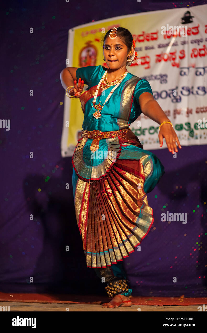 HAMPI, INDE - Le 20 février 2012 Artiste non identifié : l'exécution de danse traditionnelle indienne à Hampi en Inde au festival Holi Banque D'Images