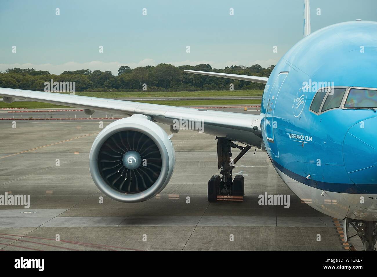 Grand large-corps à un aéroport avion Banque D'Images