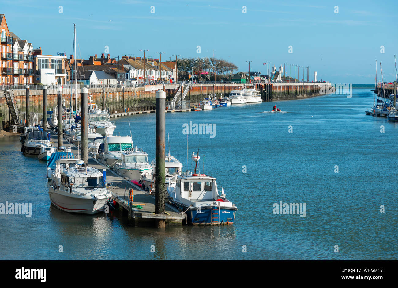 Littlehampton Harbour à marée basse à la recherche vers la mer ouverte, West Sussex, England, UK Banque D'Images