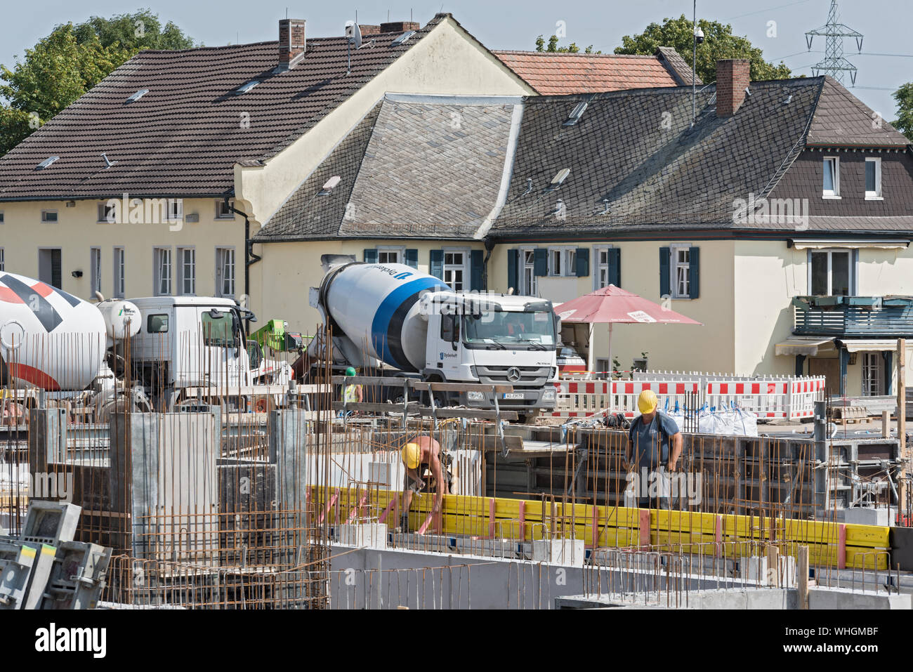 Les travailleurs de la construction à l'installation de coffrage ciment frames Banque D'Images