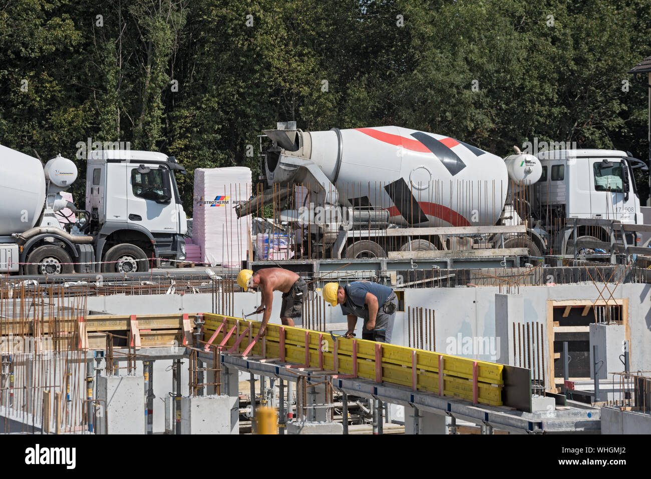 Les travailleurs de la construction à l'installation de coffrage ciment frames Banque D'Images