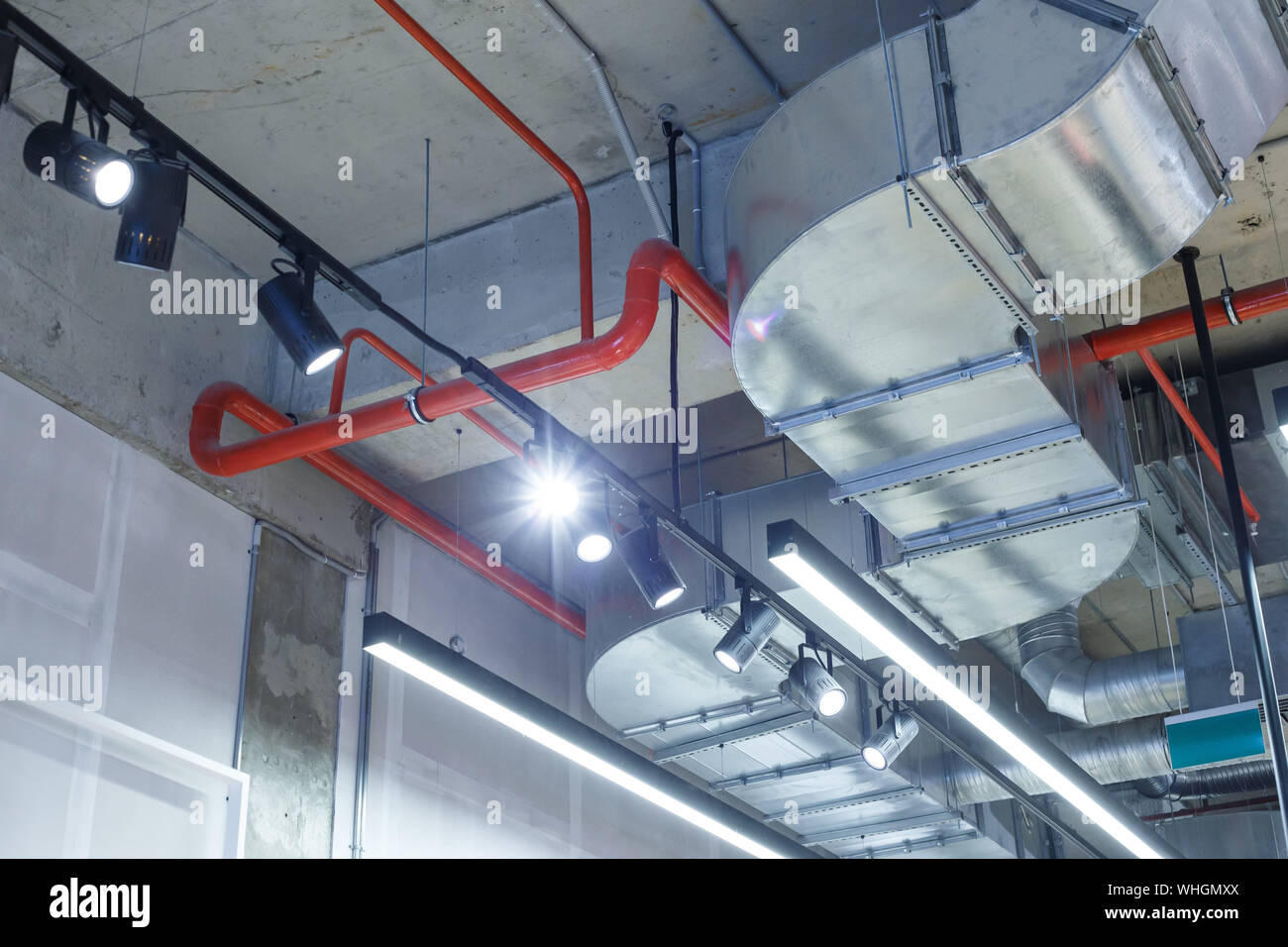 Utilités industrielles sous le plafond. La ventilation, climatisation, éclairage et de lutte contre l'incendie. Banque D'Images