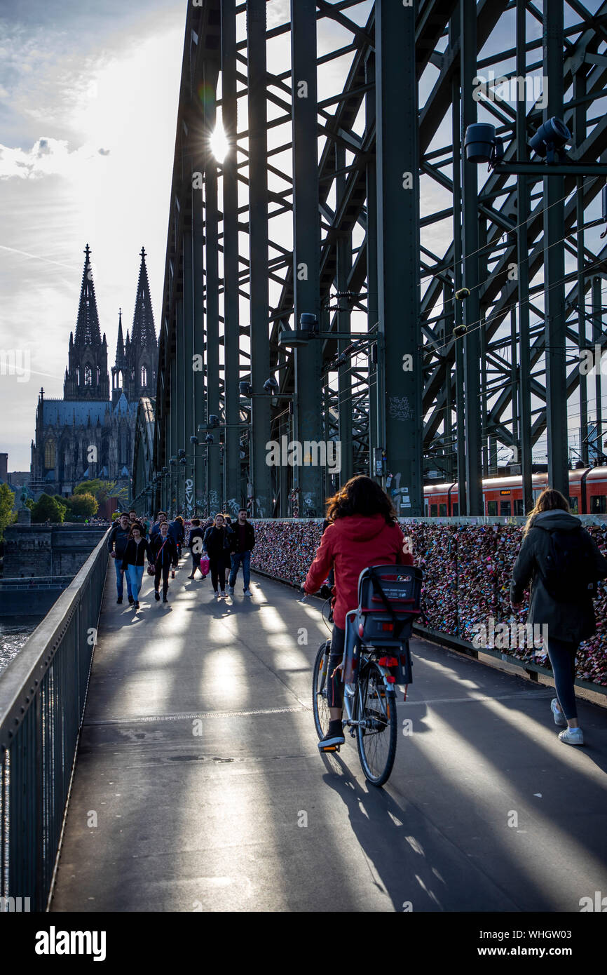 Cologne, Pont Hohenzollern, piéton et pont ferroviaire sur le Rhin, la cathédrale de Cologne, Allemagne Banque D'Images