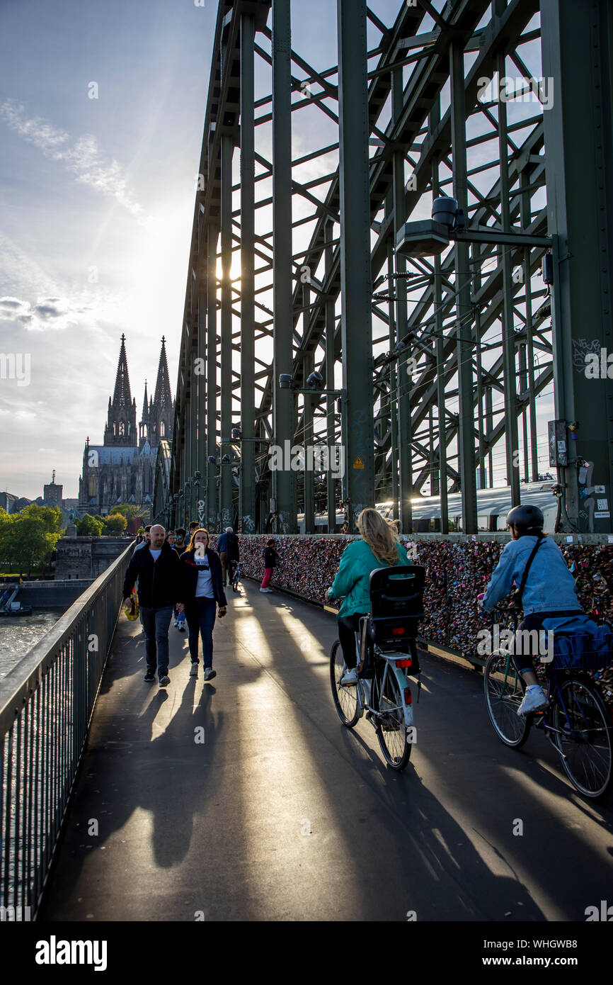 Cologne, Pont Hohenzollern, piéton et pont ferroviaire sur le Rhin, la cathédrale de Cologne, Allemagne Banque D'Images