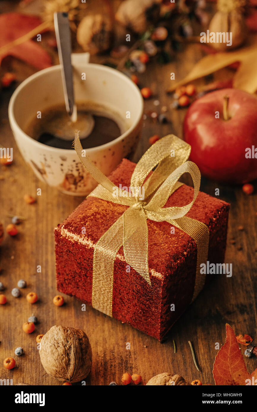 Boîte cadeau et tasse à café, l'image aux couleurs rétro rustique Banque D'Images
