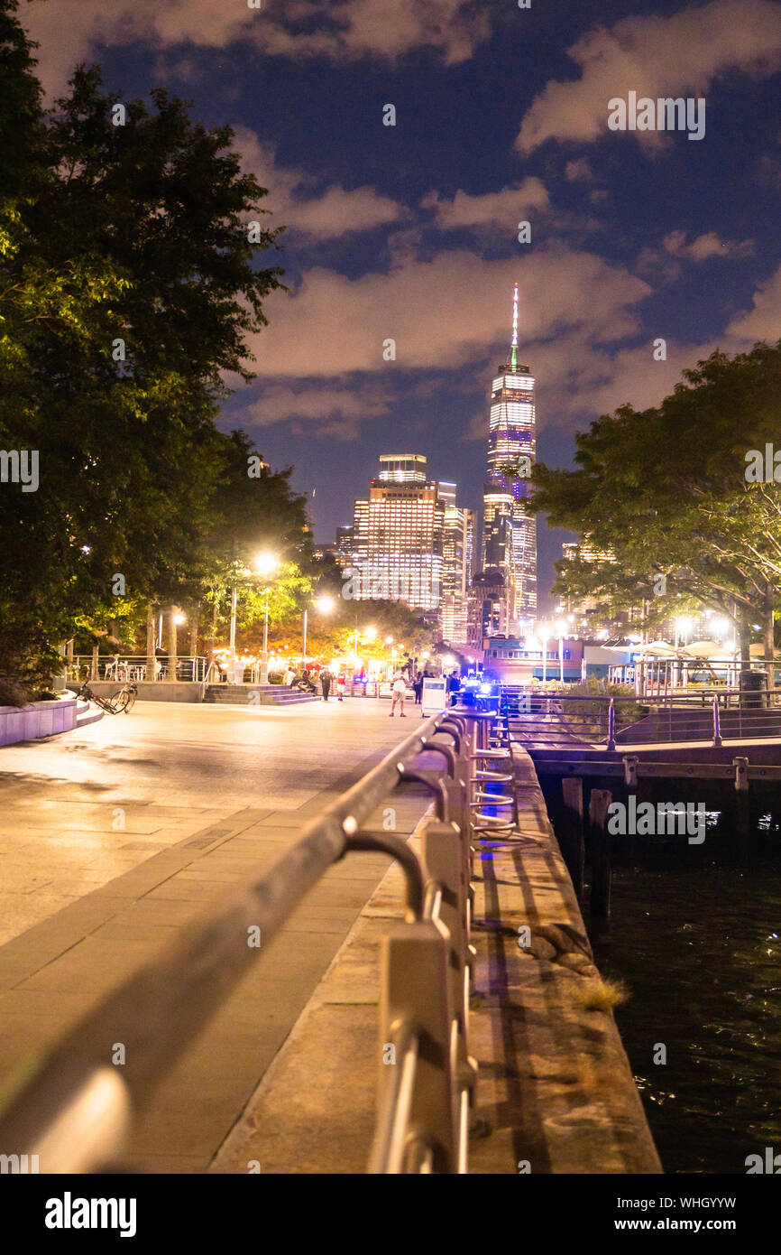 NEW YORK - 24 août 2019 : vue sur la skyline de Manhattan à la recherche vers le World Trade Center Tower at night avec des lumières vu de do Banque D'Images