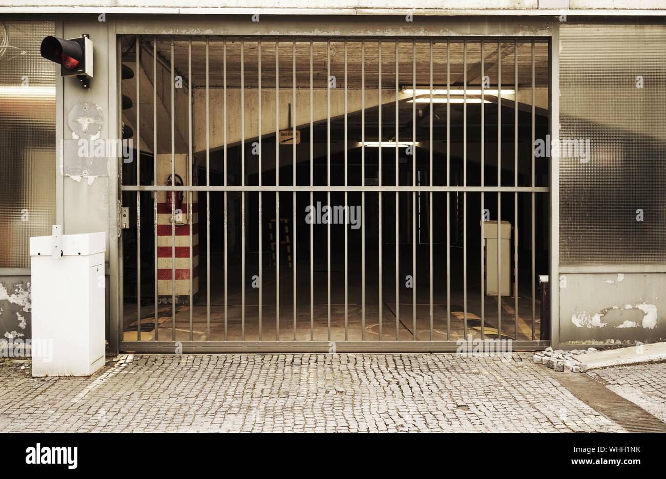Metal Gate d'entrée de garage de stationnement Photo Stock - Alamy