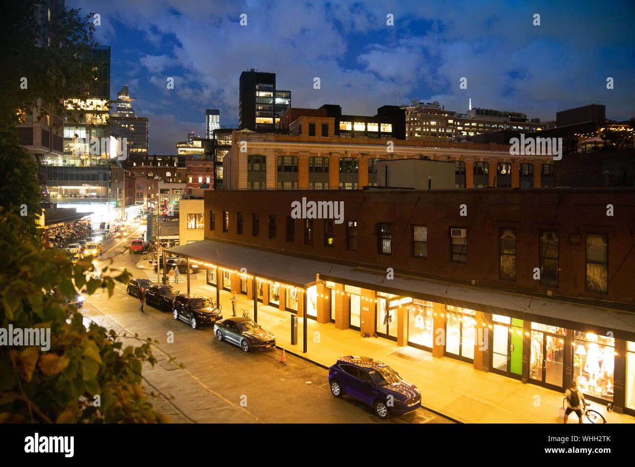NEW YORK - 24 août 2019 - Vue de dessus de la rue de la ville dans le Meatpacking district de Manhattan vu la nuit avec des lumières. Banque D'Images
