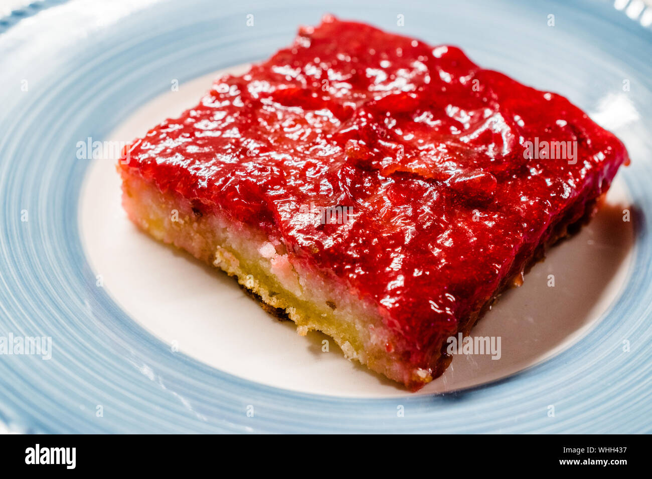 Trilece avec dessert gâteau de purée de prune rouge confiture / marmelade. Dessert bio. Banque D'Images