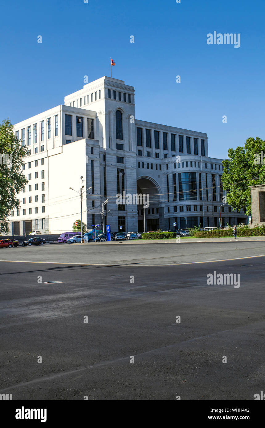 Erevan, Arménie, 27 août 2019:Le beau bâtiment blanc avec le drapeau national en haut, united les divers ministères de la République d'Arménie, Banque D'Images