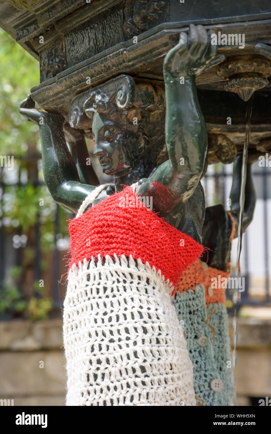 Wallace-Brunnen Brunnenfiguren, Nantes, mit lustiger Bekleidung- Nantes, Wallace-Fountain Banque D'Images