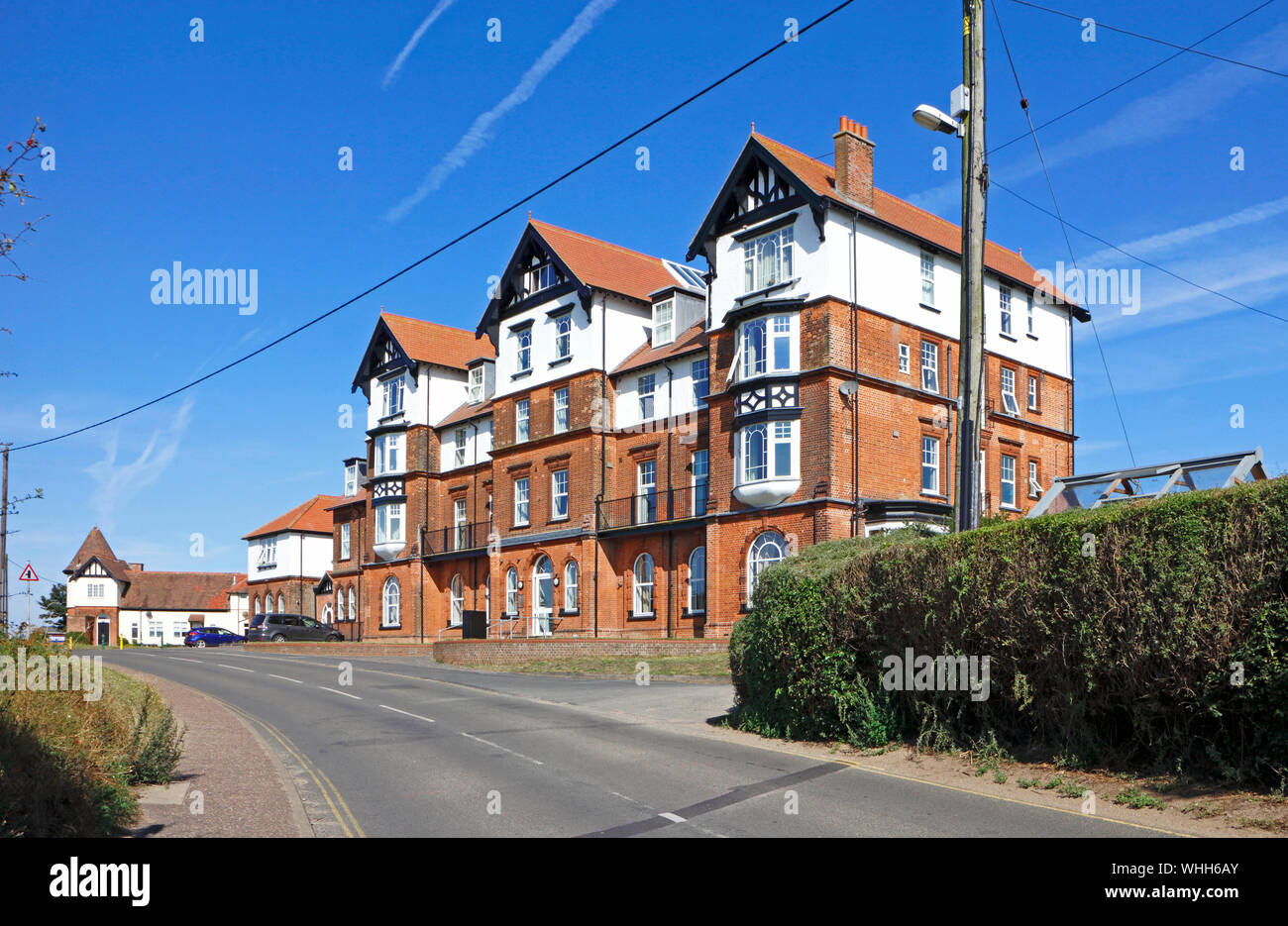 Une vue de l'ancien Grand Hôtel sur la route de la côte dans la région de North Norfolk à Mundesley, Norfolk, Angleterre, Royaume-Uni, Europe. Banque D'Images