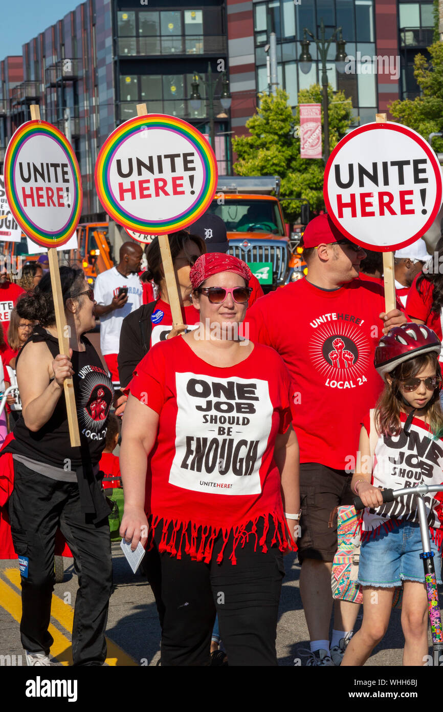 Detroit, Michigan - Detroit's parade de la fête du Travail. Membres de UNITE HERE campagne pour un salaire vital. Banque D'Images