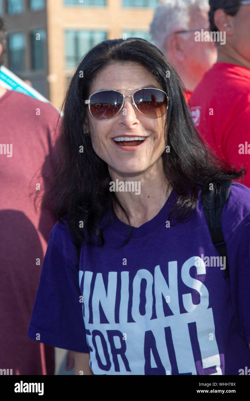 Detroit, Michigan - Michigan procureur général Dana Nessel à Detroit's parade de la fête du Travail. Banque D'Images