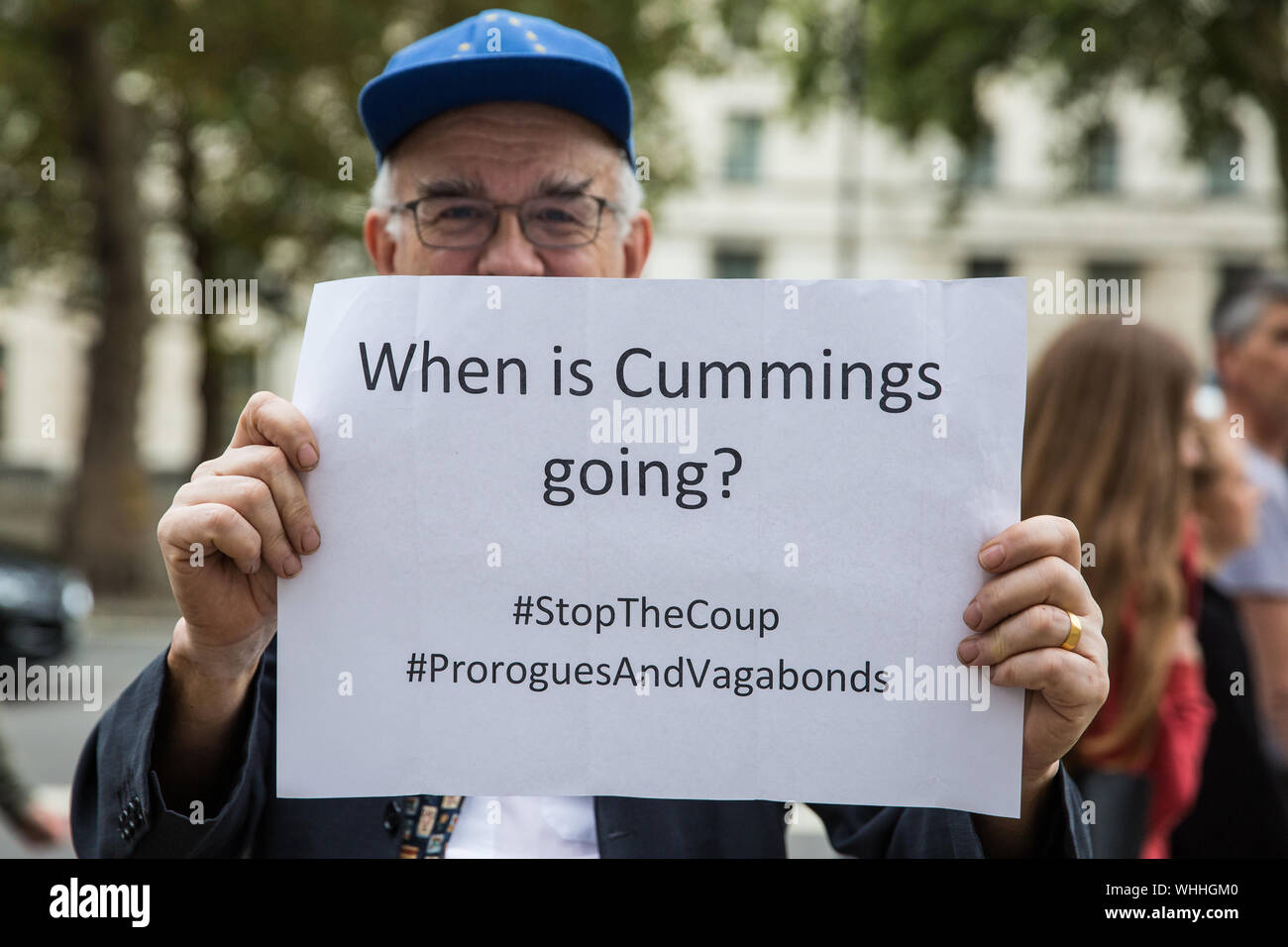 Londres, Royaume-Uni. 2 Septembre, 2019. Un homme est titulaire d'un signe de demander 'Quand est (Dominique) Cummings passe' à un 'Stop' contre le coup d'État a réuni des centaines de personnes à Whitehall comme premier ministre Boris Johnson fait un discours à la nation à l'extérieur de 10 Downing Street, à l'effet qu'il y aura un vote sur une élection générale si les députés votent pour un autre retard à Brexit. Credit : Mark Kerrison/Alamy Live News Banque D'Images
