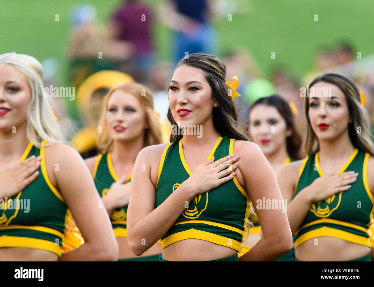 31 août 2019 : Baylor Bears cheerleader pendant l'hymne national à la NCAA Football match entre Stephen F. Austin bûcherons et le Baylor Bears à McLane Stadium à Waco, Texas. Matthew Lynch/CSM Banque D'Images