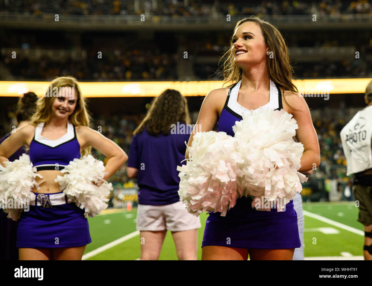 31 août 2019 : Stephen F. Austin Lumberjacks cheerleaders pendant la 2ème moitié de la NCAA Football match entre Stephen F. Austin bûcherons et le Baylor Bears à McLane Stadium de W, au Texas. Matthew Lynch/CSM Banque D'Images