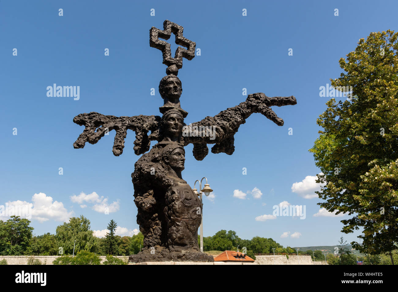 Nis, Serbie - 28 août 2019 : grand monument dédié à Constantin Grand et édit de Milan dans le parc de l'été journée ensoleillée dans la ville de Nis, Serbie Banque D'Images