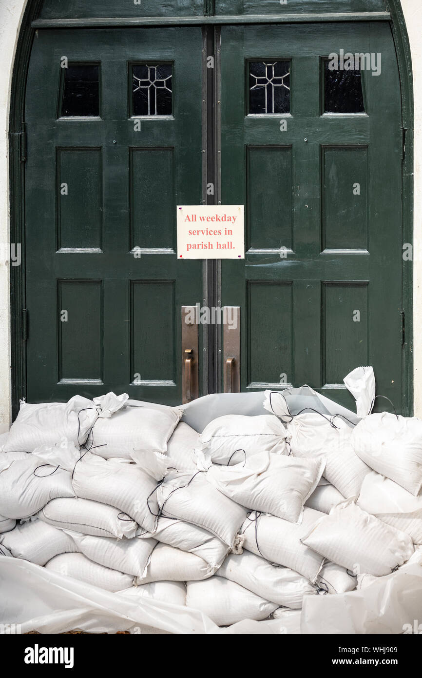 Mount Pleasant, Caroline du Sud, USA. 2ème Sep 2019. Des sacs sont empilés contre la porte avant de l'Église catholique Stella Maris en prévision de l'Ouragan Dorian le Lundi, septembre 2, 2019 dans Sullivans Island, Caroline du Sud. La tempête de catégorie 5 monster a dévasté les Bahamas et devrait s'affaiblir puis se déplacent vers le nord le long de la côte est. Photo de Richard Ellis/UPI UPI : Crédit/Alamy Live News Banque D'Images