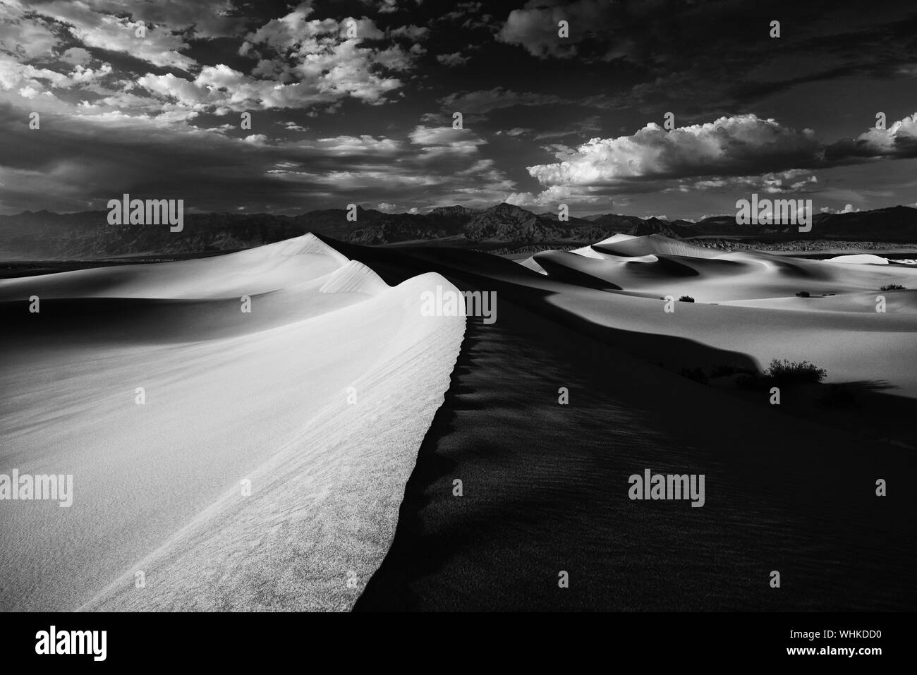 Vue panoramique de Mesquite Flat dunes de sable contre Ciel nuageux Banque D'Images