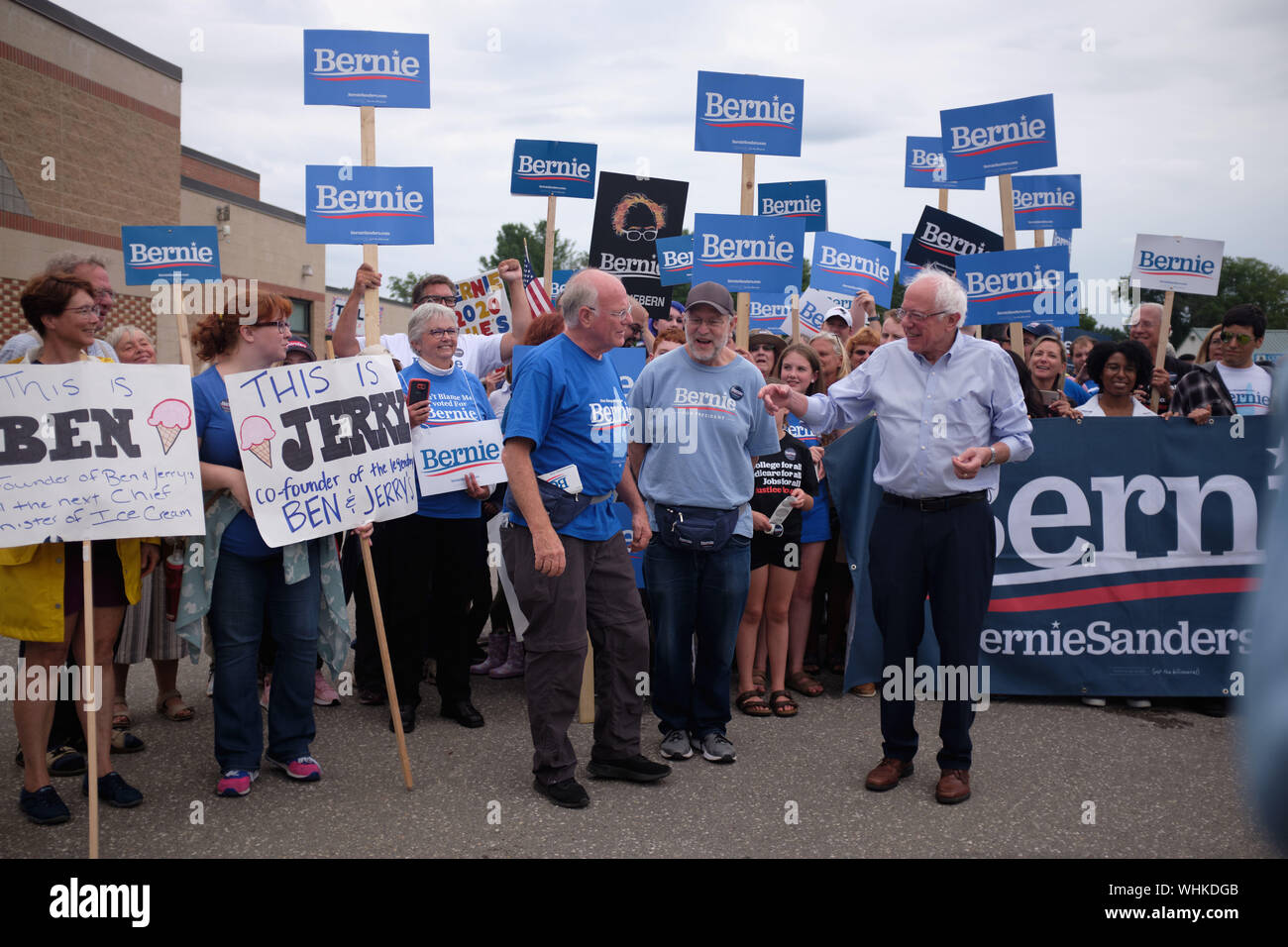 Milford, New Hampshire, USA. 2e, 2019 Sep. Bernie Sanders a été le seul candidat à l'élection présidentielle de mars à l'assemblée annuelle du New Hampshire Milford day parade. Les autres candidats ont des signes volontaires tout au long de la parade. Bernie avec Ben et Jerry, de l'ice cream company. Credit : Allison Dîner/ZUMA/Alamy Fil Live News Banque D'Images