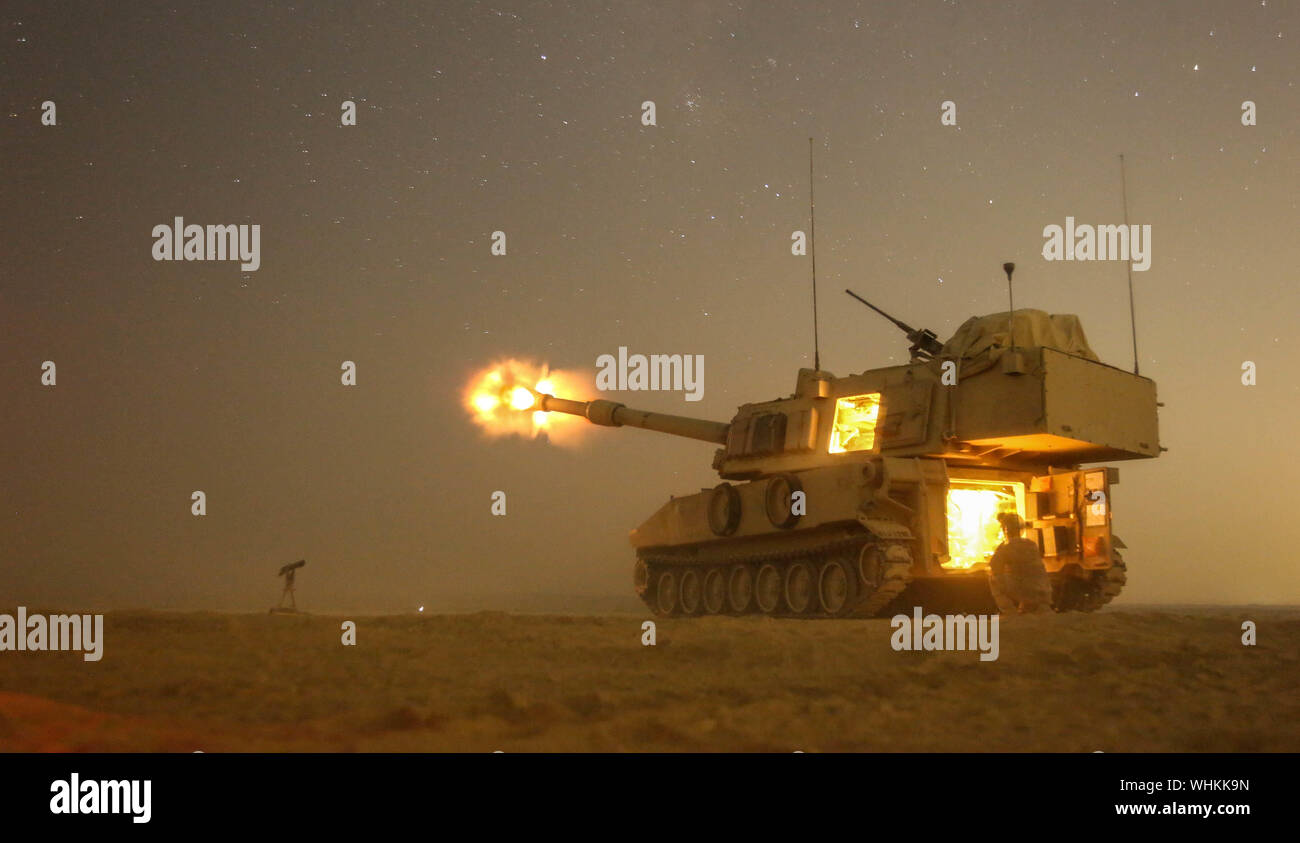 Les soldats de l'Armée américaine affecté à la batterie Alpha, 3e Bataillon, 29e Régiment d'artillerie, 4e Division d'infanterie, un incendie M109A6 Paladin à l'appui de l'exercice multinational interarmées désireux Lion '19 Formation à la zone 1, la Jordanie, le 27 août, 2019. Lion avide, le Commandement central américain le plus grand et le plus complexe de l'exercice, est l'occasion d'intégrer les forces armées dans un environnement multilatéral, fonctionner en terrain réaliste, et de renforcer les relations militaires. Banque D'Images