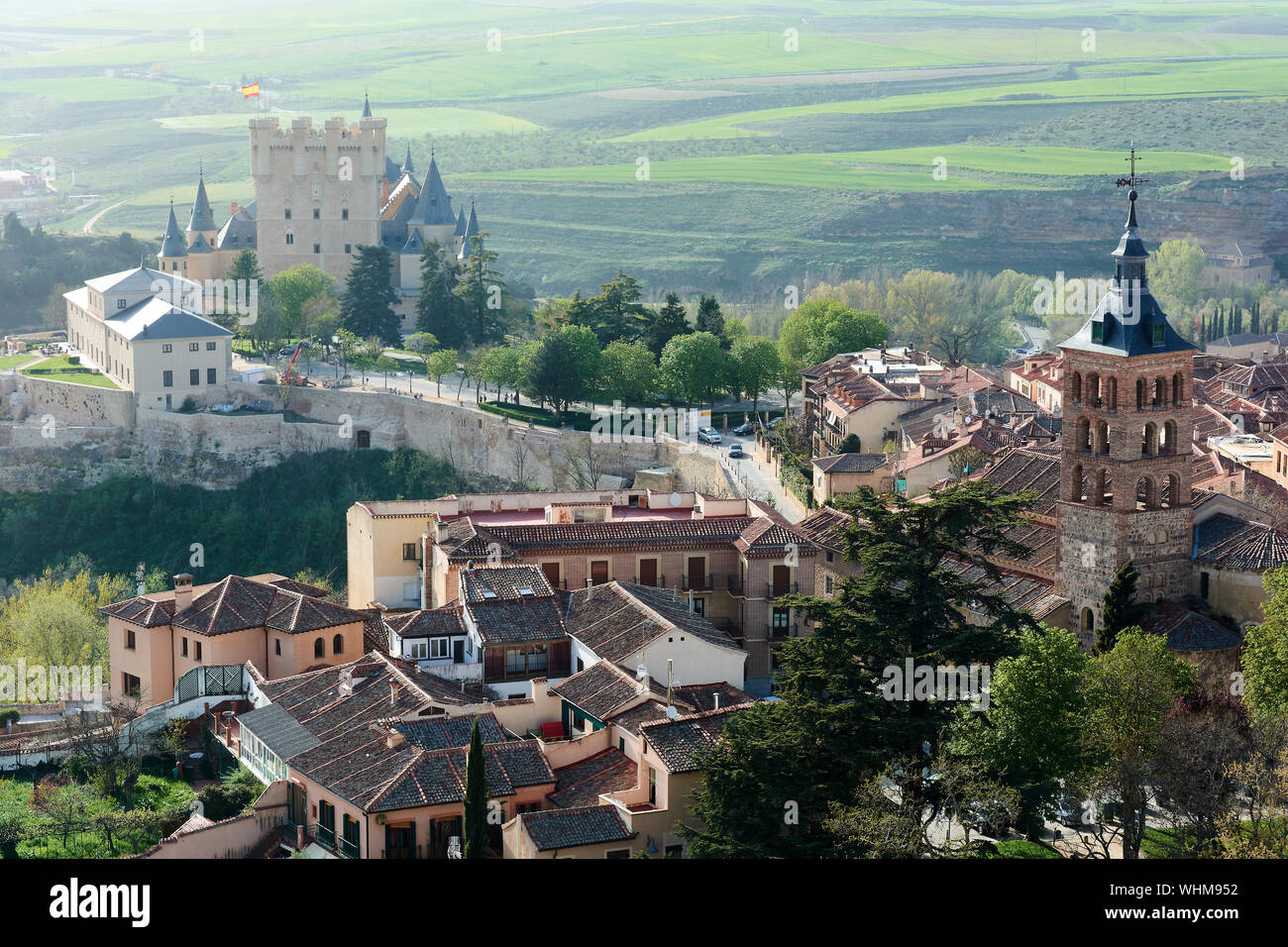 SEGOVIA, ESPAGNE - 25 avril 2018 : vue depuis le clocher de la cathédrale de Ségovie, avec la tour de l'église de San Andres sur le droit et la Banque D'Images
