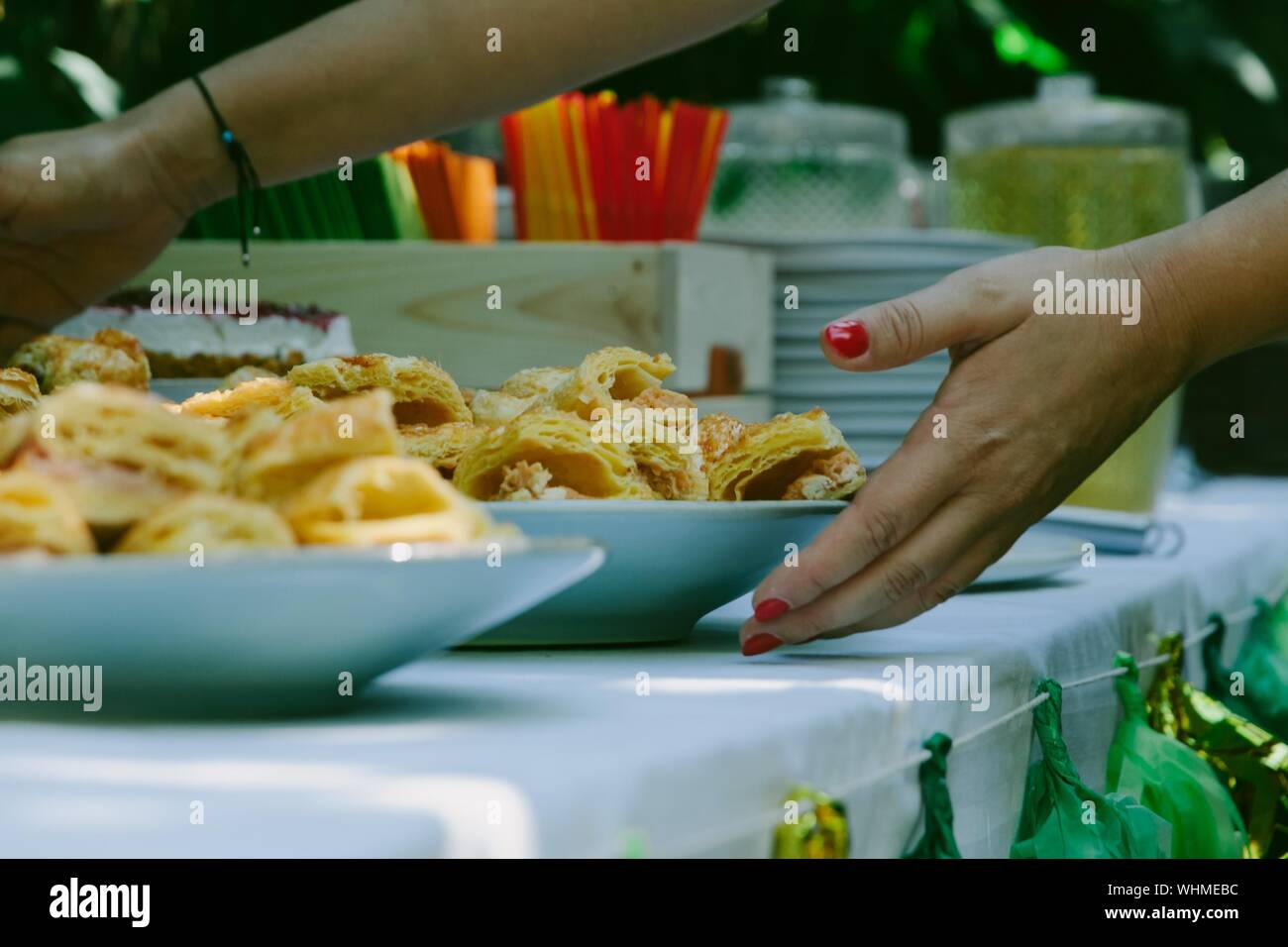 Cropped Hand Garder la nourriture sur la table Banque D'Images