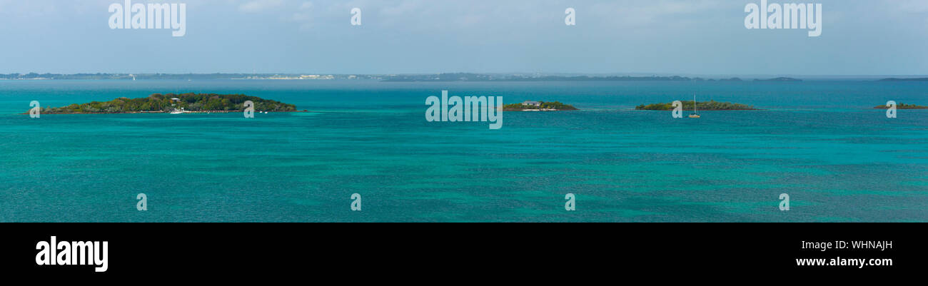 Îles privées avec des maisons aux Bahamas Banque D'Images