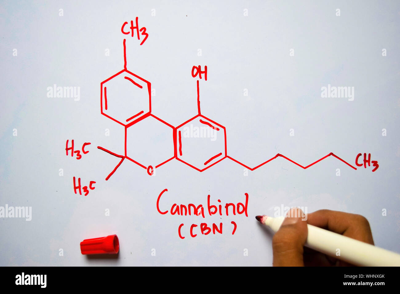 Le cannabinol (CBN) molécule écrit sur le tableau blanc. Formule chimique structurels. Concept de l'éducation Banque D'Images