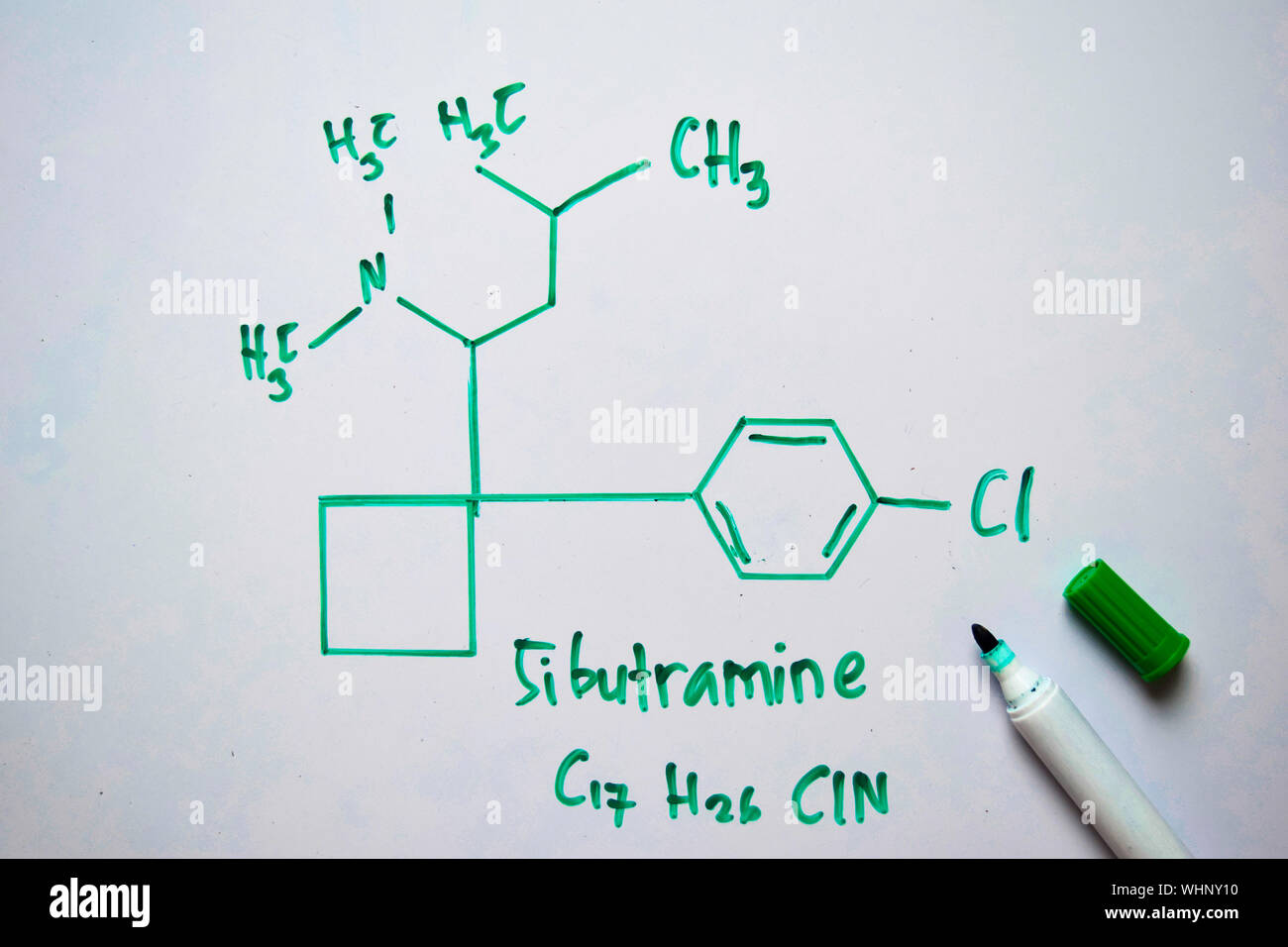 La sibutramine (C17, H26,CIN) molécule écrit sur le tableau blanc. Formule chimique structurels. Concept de l'éducation Banque D'Images